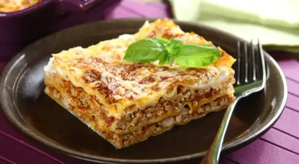 Jak zrobić pyszną lasagne z mięsem mielonym i sosem bolognese – prosty przepis krok po kroku