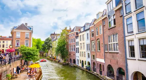 Utrecht geheimtipps: malerische Grachten mit Cafés und Booten, umgeben von historischen Häusern.