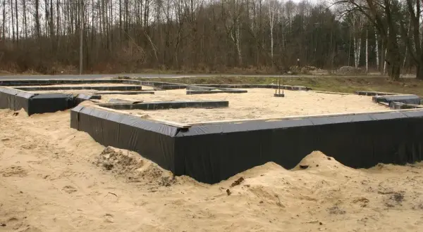 Jak położyć folię na fundament, aby uniknąć problemów z wilgocią