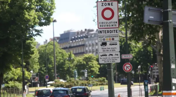 Panneau de zone à circulation restreinte à Paris, signalant une interdiction pour certains véhicules, notamment les anciens diesels.