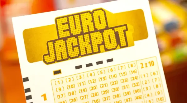 Kupon Eurojackpot z numerami. Pamiętaj, dlaczego po wygranej w eurojackpot nie wolno od razu rzucać pracy – lepiej poczekać na wypłatę i poradę finansową.