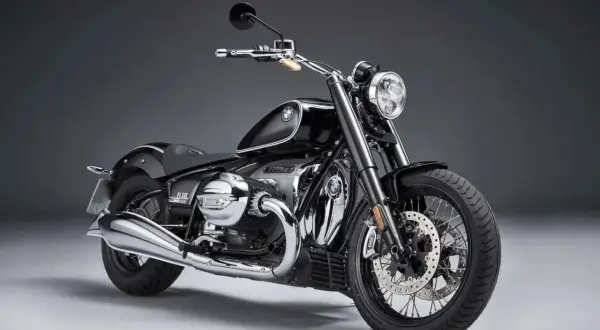 Elegancki, czarny motocykl BMW R 1800 z chromowanymi elementami, gotowy na podróż.