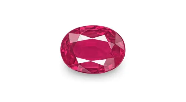 Un rubí, una **piedra preciosa roja** de intenso color, brilla con facetas que capturan la luz.