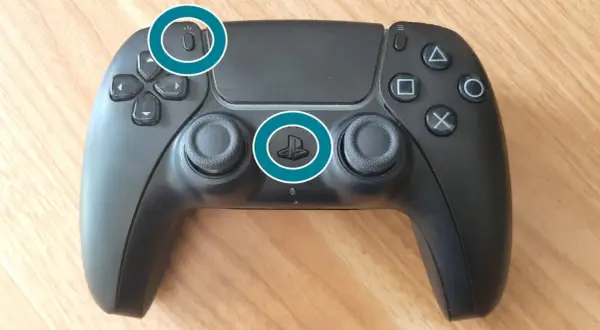 Schwarzer PS5 Controller mit hervorgehobenen Tasten für Bluetooth-Kopplung und Power.