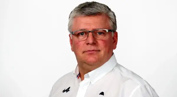 Otmar Szafnauer, con gafas y camisa blanca con logo de Alpine, mira fijamente.