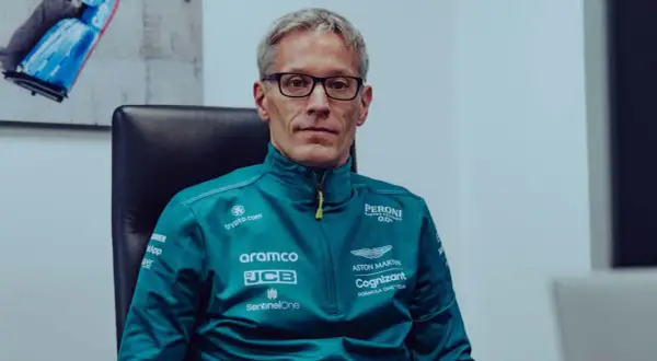Mike Krack, con su chaqueta del equipo Aston Martin, reflexiona sobre la próxima carrera.