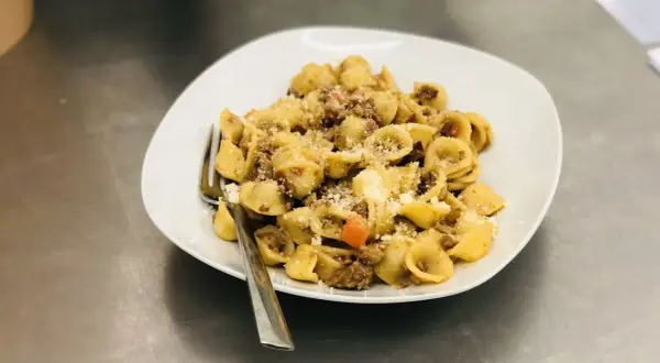 Orecchiette mit original sizilianischer Bolognese, bestreut mit Parmesan. Ein köstliches Gericht, das nach Italien schmeckt.