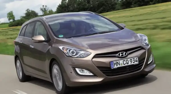 Brązowy Hyundai i30 1.4 benzyna na drodze. Wiele osób szuka o nim opinii, bo to popularny model.
