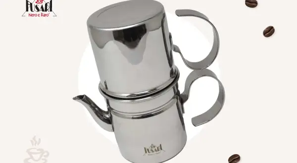 Moka in acciaio lucido, pronta per preparare un caffè aromatico. Scopri come funziona la moka per un espresso perfetto.