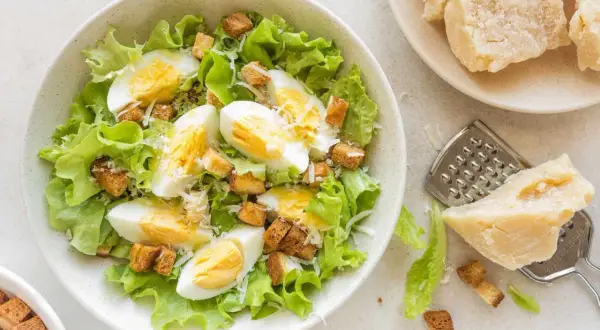 En härlig caesarsallad med krutonger och ägg. Perfekt för ett snabbt caesarsallad recept.
