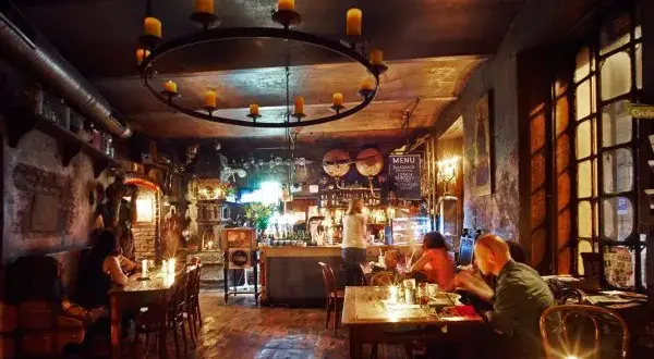 Gdzie na drinka w Krakowie? Odkryj najlepsze miejsca na wieczór