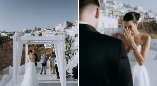 Wzruszona panna młoda podczas ślubu za granicą. Ceremonia odbywa się na tarasie z widokiem na białe domy.