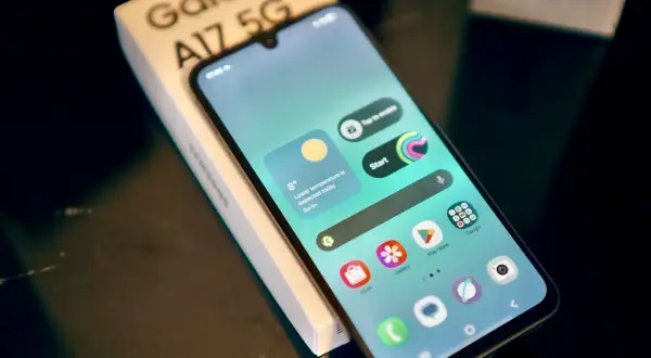 Na ekranie telefonu Galaxy A17 5G widać ikonę mikrofonu, która wskazuje, gdzie jest mikrofon w telefonie.