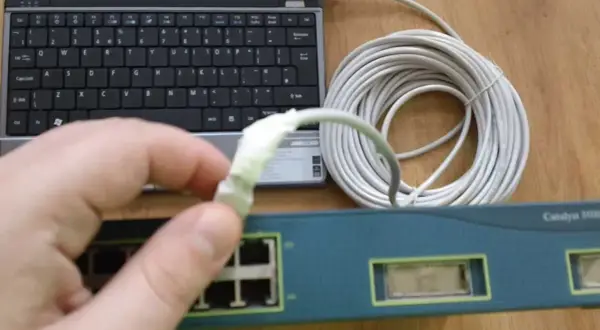 Jak podłączyć komputer do internetu przez kabel - proste kroki i porady