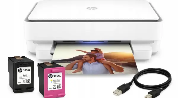Biała drukarka HP z dwoma tuszami i kablem USB, drukująca zdjęcie ojca z dzieckiem.
