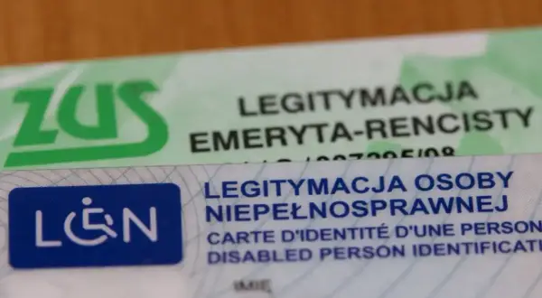 Legitymacja osoby niepełnosprawnej obok legitymacji emeryta-rencisty ZUS. Dokumenty te potwierdzają status osoby, która może potrzebować wsparcia opiekuna osoby niepełnosprawnej.