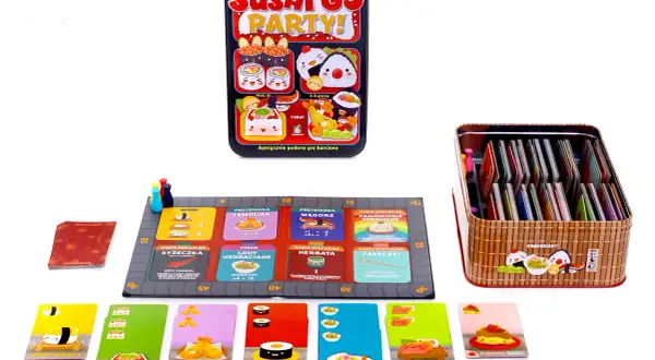 Gra karciana Sushi Go Party! z kolorowymi kartami i planszą. Pudełko z grą i pojemnik pełen kart.