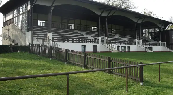 Trybuna dla widzów na torze wyścigów konnych w Poznaniu.