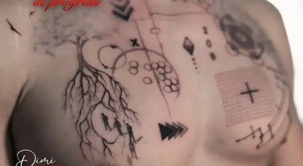 Tatuaje en progreso en el pecho: árbol con raíces, figuras humanas y elementos geométricos. El artista muestra cómo quitar el film del tatuaje.