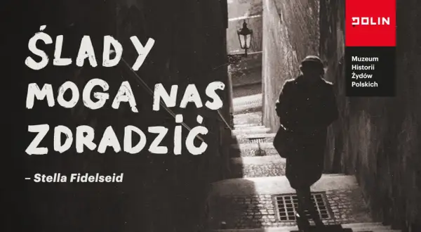 Czarno-białe zdjęcie postaci idącej po schodach, z tekstem "Ślady mogą nas zdradzić".