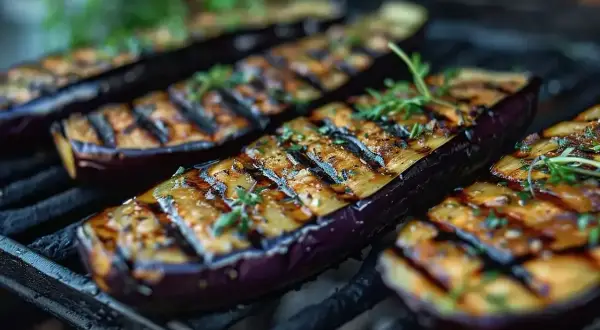 Grillowane połówki bakłażana, przyprawione ziołami, idealne do przygotowania pysznego dania. Oto jak przyrządzić bakłażana na grillu!