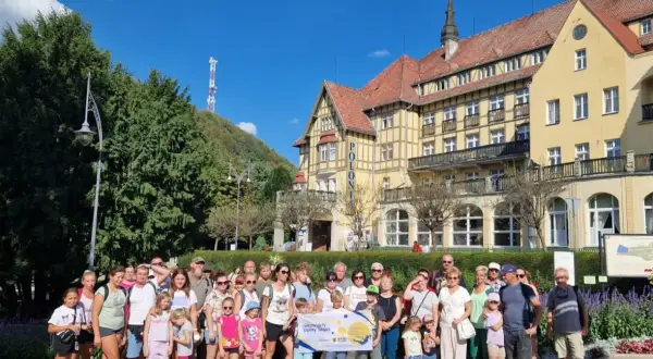 Grupa turystów przed hotelem Polonia w **Świętoszowie**.