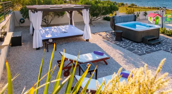 Relaks przy basenie i jacuzzi na chorwackim wybrzeżu.