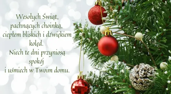 Choinka z bombkami i szyszką, na tle bokeh. Wesołych Świąt, pachnących choinką, ciepłem bliskich i dźwiękiem kolęd. Niech te dni przyniosą spokój i uśmiech w Twoim domu.