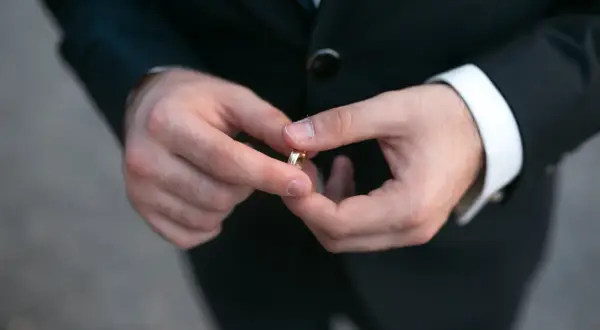 Obrączka w Polsce: Prawa czy lewa dłoń? Rozwiej wątpliwości!