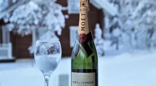 Zimowy krajobraz i butelka Moët & Chandon. To właśnie z Francji pochodzi szampan, który rozgrzewa serca w mroźne dni.