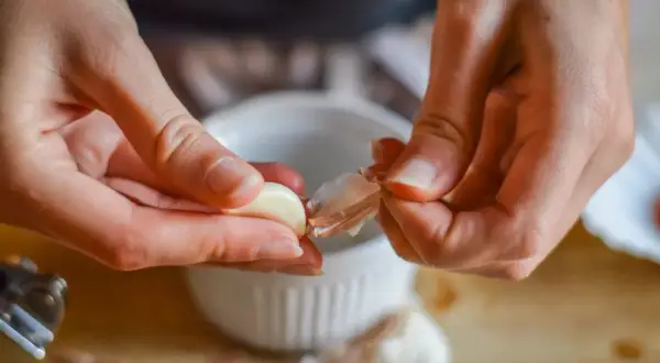 Sekrety sosu czosnkowego jak z restauracji: przepis i triki szefów!