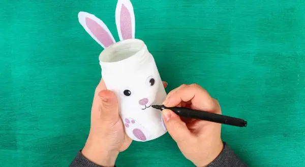 Un coniglietto pasquale prende vita! Un lavoretto pasqua scuola primaria per creare un simpatico portapenne con un barattolo, orecchie e zampe glitterate.