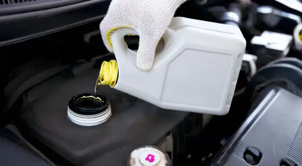 Maintenir la sécurité de votre véhicule est essentiel. Savoir quand changer le liquide de frein est crucial pour des performances optimales.