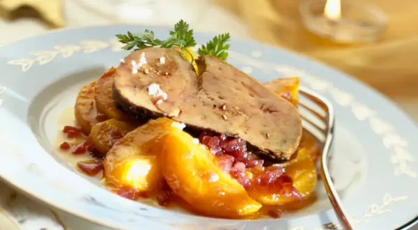 Tosta de foie a la plancha con melocotón caramelizado y cebolla roja. Un plato elegante, perfecto para una cena especial.