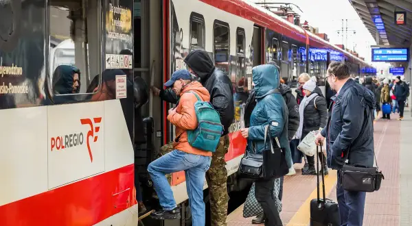 Ludzie wsiadają do pociągu Polregio. Podróż z Torunia do Ciechocinka właśnie się rozpoczyna.