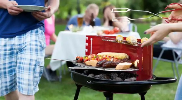 Grillowanie w ogródku przy bloku: Legalne? Uniknij konfliktu i kar!