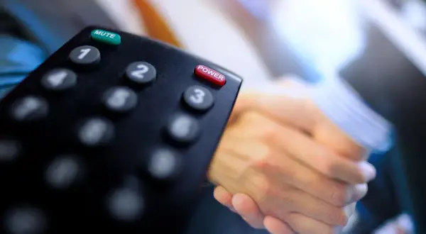 Pilot do telewizora Samsung. Jak wyłączyć lektora dla niewidomych w telewizorze Samsung? Zobacz przycisk MUTE.