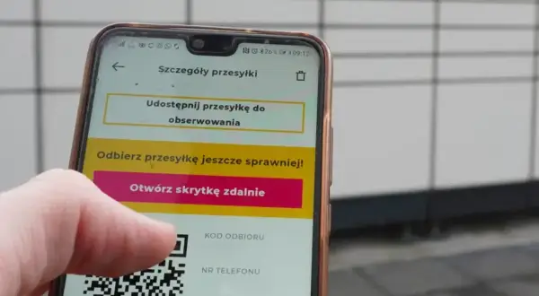Oszustwo na InPost? Uważaj na fałszywe SMS-y z linkami do odbioru paczki. Na ekranie telefonu kod QR i opcja otwarcia skrytki.