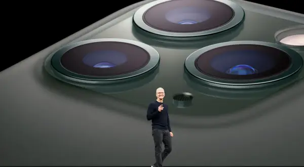 Tim Cook devant le module caméra d'un iPhone 11 Pro Max.