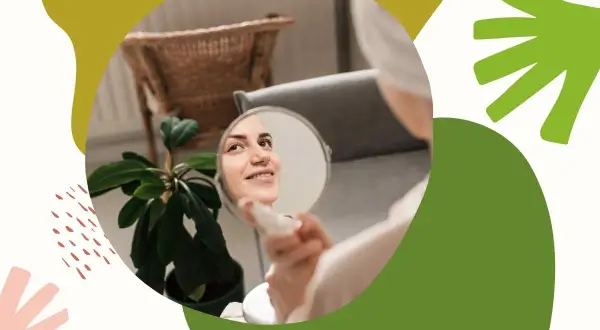 Kobieta z uśmiechem ogląda swoją cerę w lusterku, ciesząc się zdrowym wyglądem skóry.