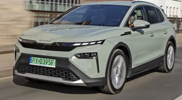Nowa Skoda Elroq w kolorze miętowym przemierza miejskie ulice, prezentując nowoczesny design i elektryczną moc.
