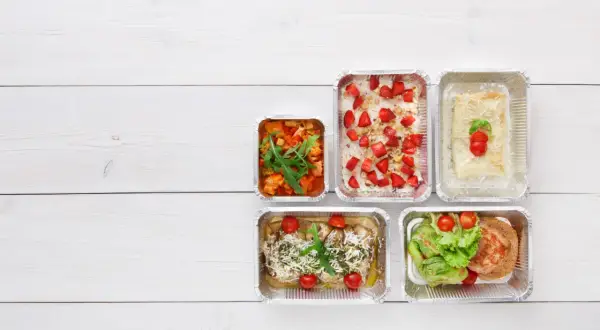 Koszty cateringu na osobę: Ile zapłacisz i jak zaoszczędzić?