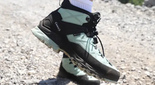 Miętowe buty trekkingowe AKU z membraną Gore-Tex, idealne na górskie szlaki.