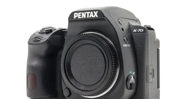 Pentax K-70 nera, pronta per la tua prossima avventura fotografica. Una recensione completa ne svela le potenzialità.