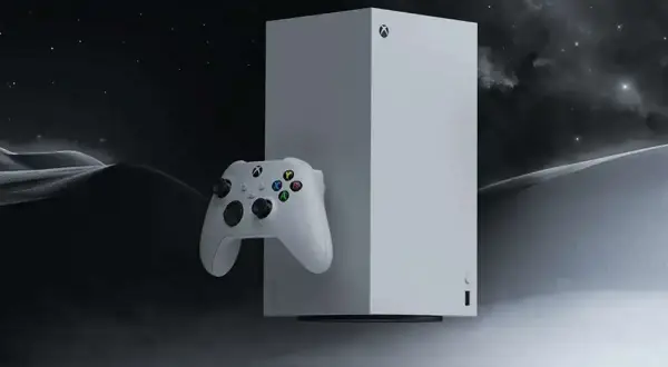 Biały kontroler Xbox i konsola Xbox Series X na tle nocnego nieba i krajobrazu.