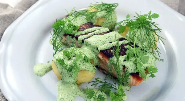 Grillad lax med potatis och grön sås, ett härligt fisk recept. Garnerat med dill och persilja.