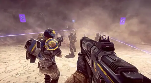 Gracze w futurystycznych zbrojach walczą na pustynnym polu bitwy. To jedna z najlepszych gier na PS4, pełna akcji i emocji.