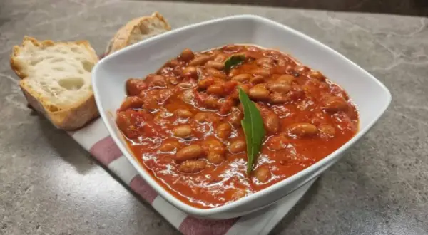 Un piatto di fagioli alla Bud Spencer, saporiti e fumanti, accompagnati da pane casereccio.