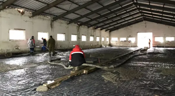 Pracownicy wylewają beton na zbrojenie. Jaki beton na wylewkę będzie najlepszy do tego zadania?