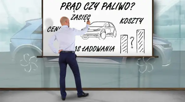 Mężczyzna pisze na tablicy "Prąd czy paliwo?", porównując zasięg, koszty i czas ładowania. Zastanawiasz się, ile kosztuje samochód elektryczny?